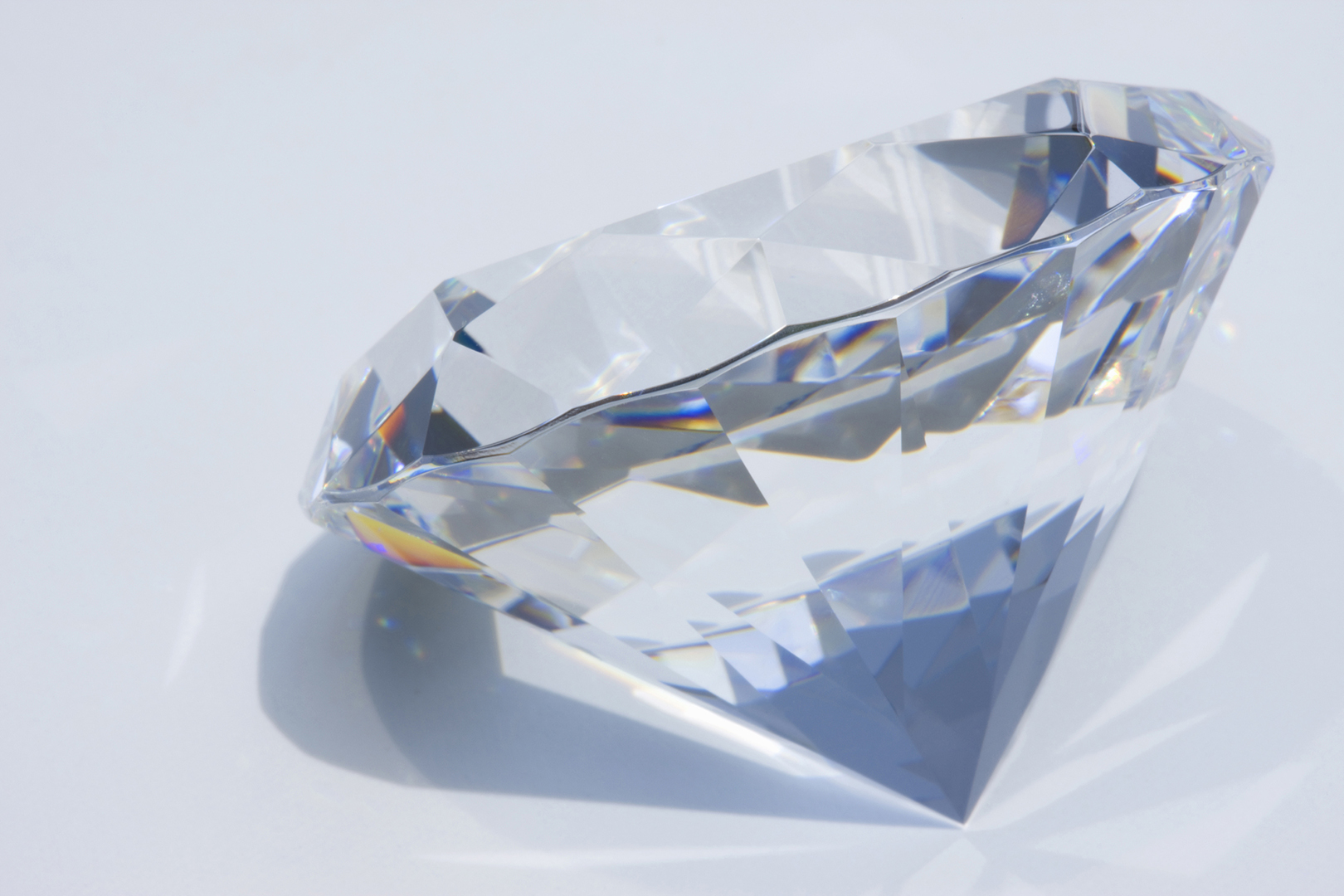 ラウンドブリリアントカットとは？覚えておきたいダイヤモンドのカット