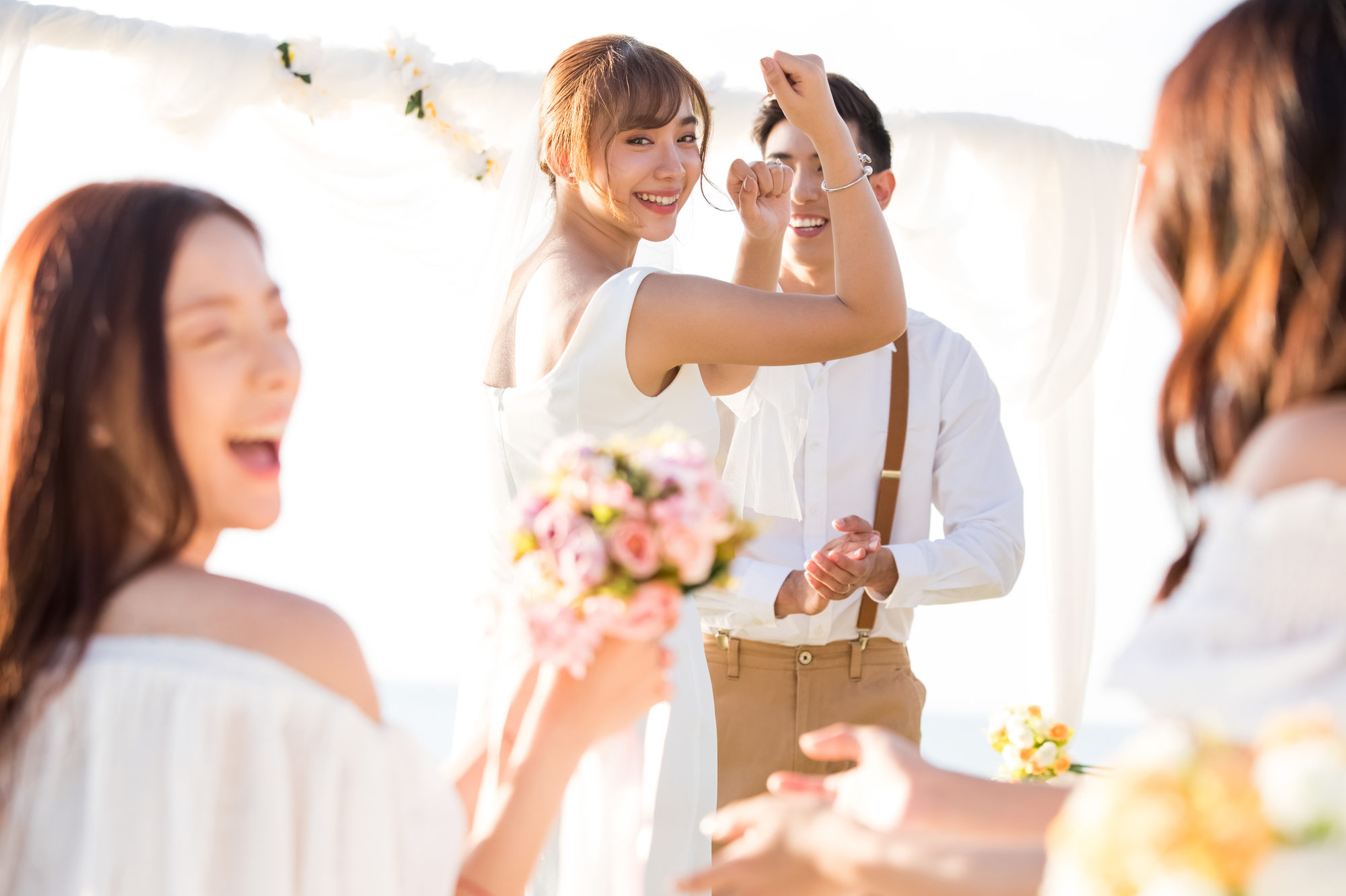 男性も楽しめる！ブーケトスの代わりになるアイデアをご紹介 ｜婚約