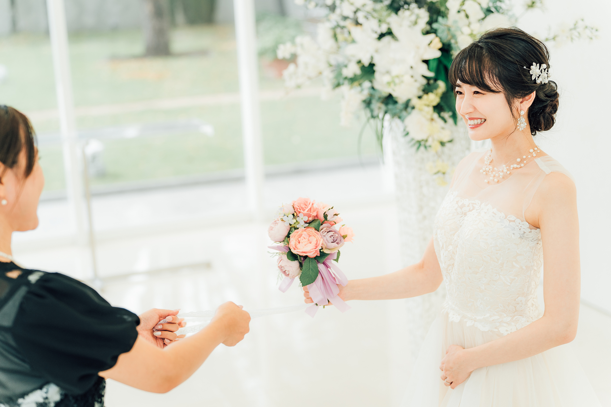 誰でも楽しめる！ブーケトスの代わりになるアイデアをご紹介 ｜婚約