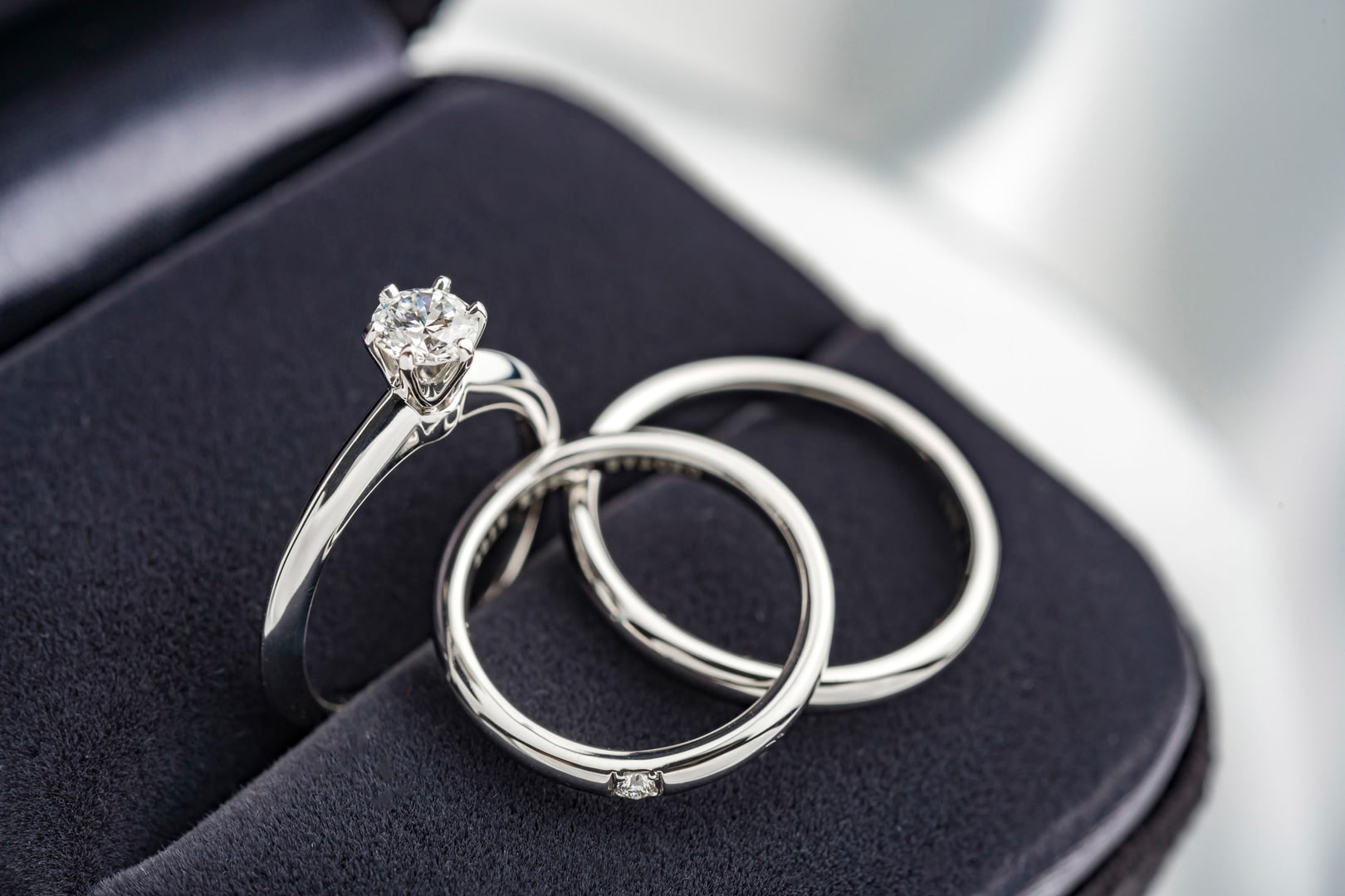 婚約指輪と結婚指輪の違いとは？選ぶ際のチェックポイントや使い分け 