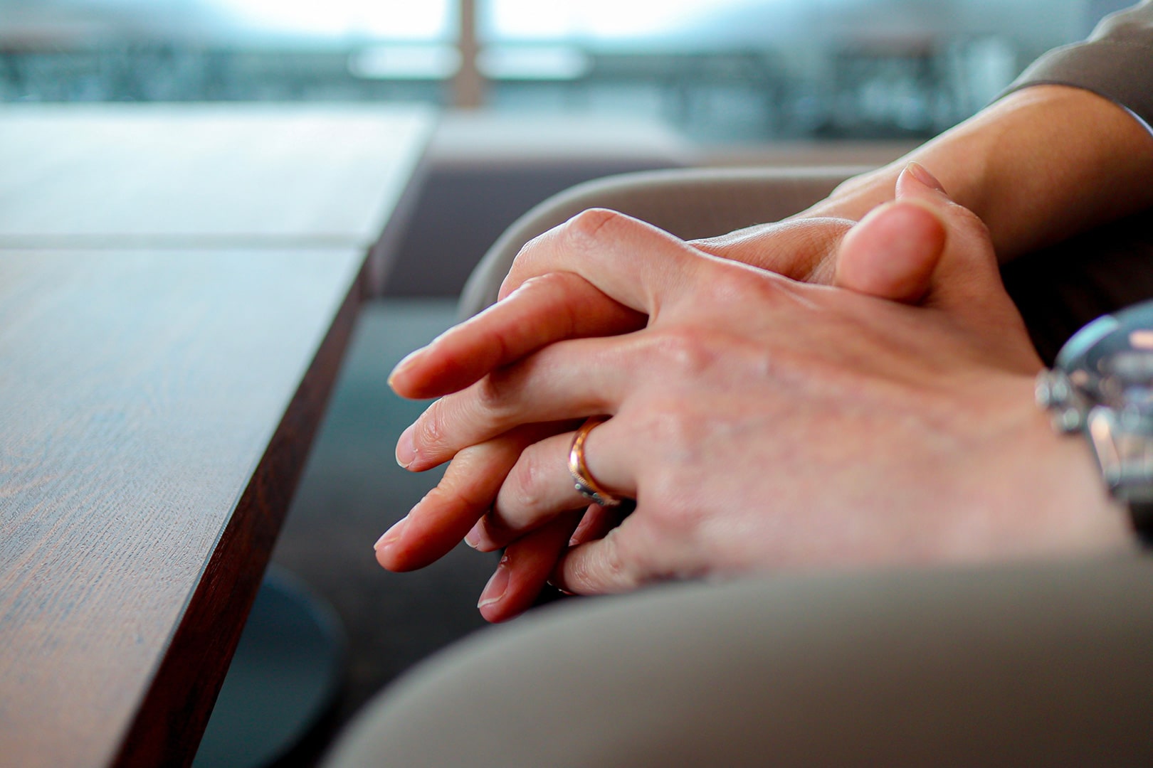 男性も婚約指輪を身に着けてよい？支払い分担や選ぶ際のポイントをご 